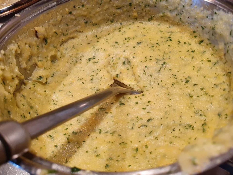 Mămăliguță aromatizată cu unt, pătrunjel și parmezan