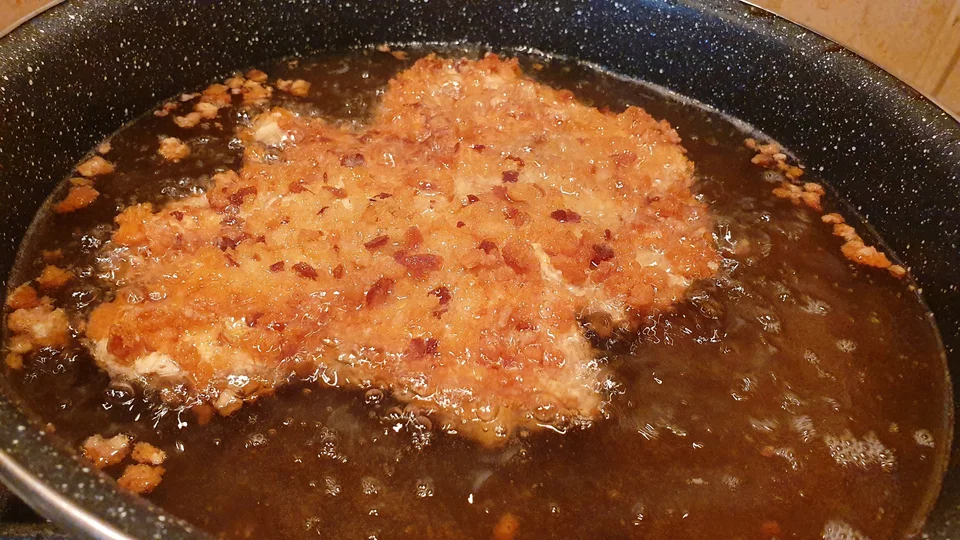 Cum și la ce temperatură prăjim șnițelul din cotlet de porc