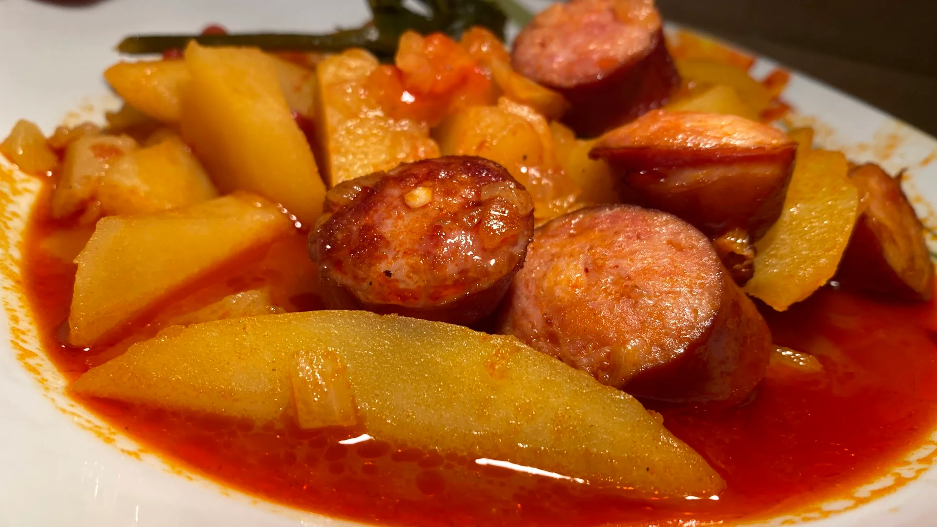 Papricaș cu cârnați